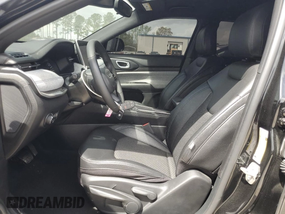 2024 Jeep Compass Latitude с VIN 3C4NJDBN0RT582281, выставлен на аукционе Copart как лот 51135905 с пробегом 29 629 миль миль и Списание • Salvage title. История ставок и продаж доступна на DreamBid. Изображение 7.