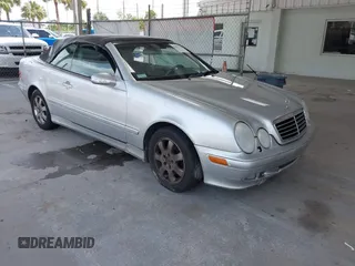 2001 Mercedes-Benz CLK 320/430 z VIN WDBLK65G51T083813, wystawiony jako IAAI lot #42412526 z przebiegiem 94 210 mil mil oraz . Historia ofert i sprzedaży dostępna na DreamBid. Obrazek 1.