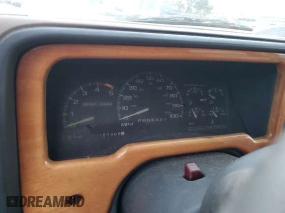 1995 GMC Suburban z VIN 1GKFK16K3SJ704911, wystawiony jako Copart lot #88326825 z przebiegiem 191 006 mil mil oraz Szkoda całkowita • Salvage title. Historia ofert i sprzedaży dostępna na DreamBid. Obrazek 9.