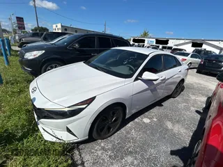 2021 Hyundai Elantra SEL z VIN 5NPLM4AG2MH026998, wystawiony jako Copart lot #61692135 z przebiegiem 55 861 mil mil oraz Czysty tytuł • Clean title. Historia ofert i sprzedaży dostępna na DreamBid. Obrazek 2.