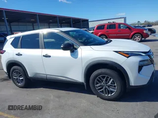 2024 Nissan Rogue S z VIN 5N1BT3AA9RC746379, wystawiony jako IAAI lot #41708183 z przebiegiem 3 796 mil mil oraz . Historia ofert i sprzedaży dostępna na DreamBid. Obrazek 13.