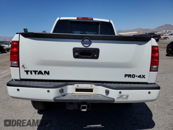 2015 Nissan Titan Pro-4X z VIN 1N6AA0EC9FN512658, wystawiony jako Copart lot #68066964 z przebiegiem 131 026 mil mil oraz Szkoda całkowita • Salvage title. Historia ofert i sprzedaży dostępna na DreamBid. Obrazek 6.