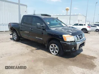 2008 Nissan Titan SE z VIN 1N6BA07DX8N325829, wystawiony jako IAAI lot #42259845 z przebiegiem 423 998 mil mil oraz . Historia ofert i sprzedaży dostępna na DreamBid. Obrazek 1.
