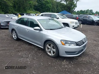 2012 Volkswagen Passat SE z VIN 1VWBP7A30CC073455, wystawiony jako IAAI lot #42720979 z przebiegiem 105 680 mil mil oraz . Historia ofert i sprzedaży dostępna na DreamBid. Obrazek 1.