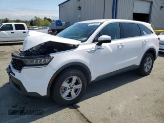 2022 Kia Sorento LX z VIN 5XYRGDLC8NG074980, wystawiony jako Copart lot #53734205 z przebiegiem 82 409 mil mil oraz Szkoda całkowita • Salvage title. Historia ofert i sprzedaży dostępna na DreamBid. Obrazek 1.