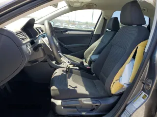 2017 Volkswagen Passat S z VIN 1VWAT7A34HC016349, wystawiony jako Copart lot #56190825 z przebiegiem 88 418 mil mil oraz Szkoda całkowita • Salvage title. Historia ofert i sprzedaży dostępna na DreamBid. Obrazek 7.