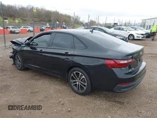 2024 Volkswagen Jetta Sport z VIN 3VWBM7BU8RM013253, wystawiony jako IAAI lot #42073239 z przebiegiem 20 345 mil mil oraz . Historia ofert i sprzedaży dostępna na DreamBid. Obrazek 3.