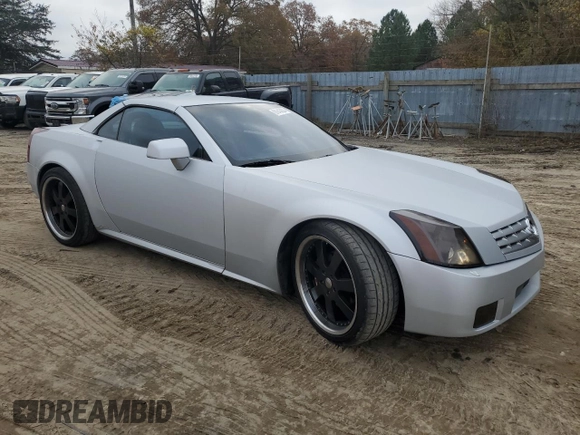 2005 Cadillac XLR z VIN 1G6YV34AX55603706, wystawiony jako Copart lot #81643824 z przebiegiem 84 951 mil mil oraz Czysty tytuł • Clean title. Historia ofert i sprzedaży dostępna na DreamBid. Obrazek 4.