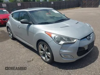 2013 Hyundai Veloster w/Red Int z VIN KMHTC6AD3DU102606, wystawiony jako IAAI lot #42751965 z przebiegiem 166 058 mil mil oraz . Historia ofert i sprzedaży dostępna na DreamBid. Obrazek 1.