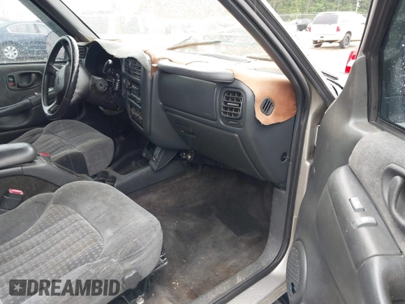 2001 Chevrolet Blazer LS z VIN 1GNCT18W11K246877, wystawiony jako IAAI lot #42375718 z przebiegiem 264 652 mil mil oraz . Historia ofert i sprzedaży dostępna na DreamBid. Obrazek 5.
