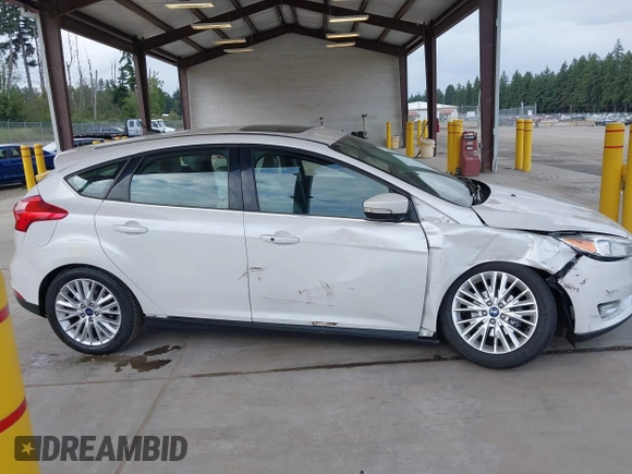 2018 Ford Focus Titanium z VIN 1FADP3N27JL314856, wystawiony jako IAAI lot #42553390 z przebiegiem 82 936 mil mil oraz . Historia ofert i sprzedaży dostępna na DreamBid. Obrazek 13.