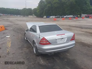 2001 Mercedes-Benz SLK 230/320 z VIN WDBKK65F71F221501, wystawiony jako IAAI lot #42282368 z przebiegiem 123 692 mil mil oraz . Historia ofert i sprzedaży dostępna na DreamBid. Obrazek 3.