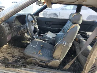 1982 Toyota Supra z VIN JT2MA67LXC0032341, wystawiony jako Copart lot #49951115 z przebiegiem 76 389 mil mil oraz Czysty tytuł • Clean title. Historia ofert i sprzedaży dostępna na DreamBid. Obrazek 7.