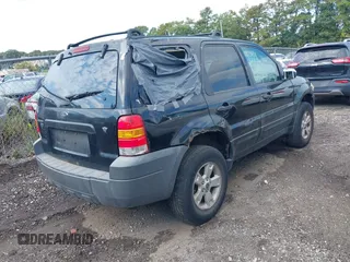 2005 Ford Escape XLT with VIN 1FMYU93185KE46923, listed as a IAAI auction lot 40062345 with 999,999 mi miles. Bid and sale history available at carsss.com. Image 4.