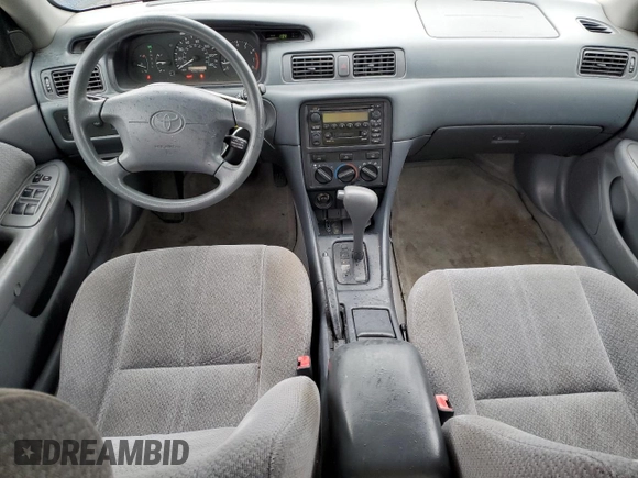 2000 Toyota Camry LE z VIN 4T1BF22KXYU953641, wystawiony jako Copart lot #48018145 z przebiegiem 118 587 mil mil oraz Czysty tytuł • Clean title. Historia ofert i sprzedaży dostępna na DreamBid. Obrazek 8.