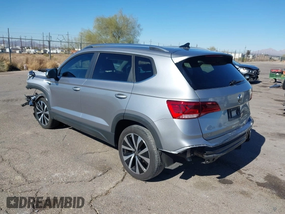 2024 Volkswagen Taos SE z VIN 3VVEX7B21RM001601, wystawiony jako IAAI lot #41406215 z przebiegiem 8 557 mil mil oraz . Historia ofert i sprzedaży dostępna na DreamBid. Obrazek 3.