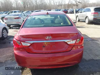2013 Hyundai Sonata GLS z VIN 5NPEB4AC5DH676923, wystawiony jako IAAI lot #41805315 z przebiegiem 178 563 mil mil oraz . Historia ofert i sprzedaży dostępna na DreamBid. Obrazek 16.