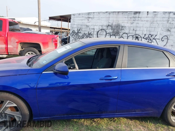 2024 Hyundai Elantra SEL z VIN KMHLS4DG2RU821902, wystawiony jako IAAI lot #41938643 z przebiegiem 6 381 mil mil oraz . Historia ofert i sprzedaży dostępna na DreamBid. Obrazek 14.