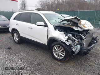 2015 Kia Sorento LX z VIN 5XYKTDA65FG574722, wystawiony jako IAAI lot #41808636 z przebiegiem 120 180 mil mil oraz . Historia ofert i sprzedaży dostępna na DreamBid. Obrazek 1.