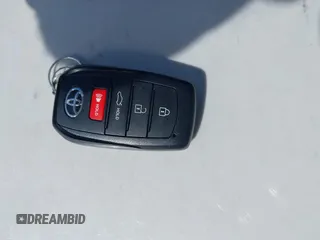 2025 Toyota Camry LE z VIN 4T1DBADK4SU011099, wystawiony jako IAAI lot #41949441 z przebiegiem 1 548 mil mil oraz . Historia ofert i sprzedaży dostępna na DreamBid. Obrazek 11.