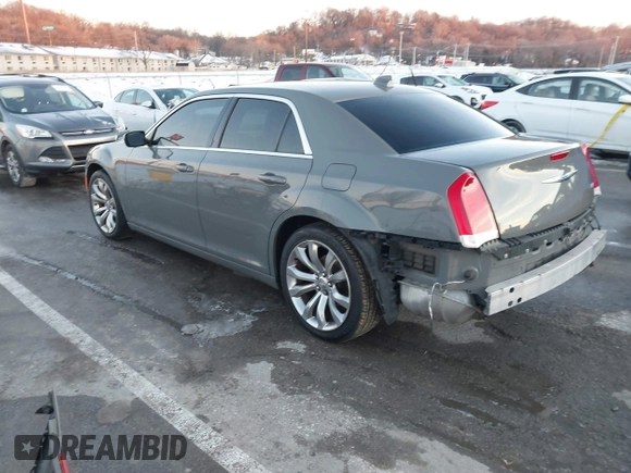 2018 Chrysler 300 Touring z VIN 2C3CCAAG4JH316993, wystawiony jako IAAI lot #41323733 z przebiegiem 59 595 mil mil oraz . Historia ofert i sprzedaży dostępna na DreamBid. Obrazek 3.