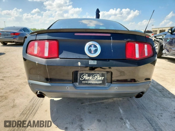 2012 Ford Mustang Premium z VIN 1ZVBP8AM3C5214411, wystawiony jako Copart lot #64656115 z przebiegiem 129 732 mil mil oraz Szkoda całkowita • Salvage title. Historia ofert i sprzedaży dostępna na DreamBid. Obrazek 6.