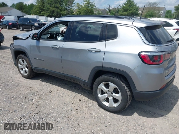 2019 Jeep Compass Latitude z VIN 3C4NJDBB6KT657190, wystawiony jako IAAI lot #42196383 z przebiegiem 55 327 mil mil oraz . Historia ofert i sprzedaży dostępna na DreamBid. Obrazek 3.