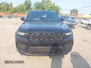 2024 Jeep Grand Cherokee Laredo z VIN 1C4RJHAG0RC235461, wystawiony jako IAAI lot #40354033 z przebiegiem 589 mil mil oraz . Historia ofert i sprzedaży dostępna na DreamBid. Obrazek 12.