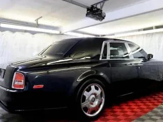2007 Rolls-Royce Phantom z VIN SCA1S68547UX08408, wystawiony jako Copart lot #45595295 z przebiegiem 27 778 mil mil oraz Tytuł czysty. Historia ofert i sprzedaży dostępna na DreamBid. Obrazek 3.