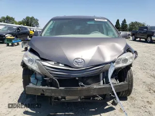 2012 Toyota Sienna XLE AAS z VIN 5TDYK3DC5CS209528, wystawiony jako Copart lot #60453395 z przebiegiem 166 320 mil mil oraz Szkoda całkowita • Salvage title. Historia ofert i sprzedaży dostępna na DreamBid. Obrazek 5.