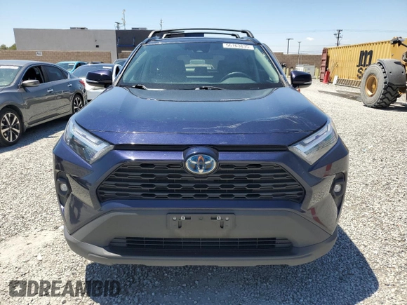 2022 Toyota RAV4 Hybrid XLE Premium z VIN 4T3B6RFV5NU097584, wystawiony jako Copart lot #56163835 z przebiegiem 25 016 mil mil oraz Szkoda całkowita • Salvage title. Historia ofert i sprzedaży dostępna na DreamBid. Obrazek 5.