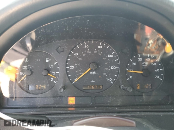 2001 Mercedes-Benz M 320/430/500 z VIN 4JGAB54E81A283210, wystawiony jako Copart lot #52238615 z przebiegiem 176 719 mil mil oraz Szkoda całkowita • Salvage title. Historia ofert i sprzedaży dostępna na DreamBid. Obrazek 9.