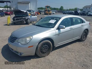 2007 Chrysler Sebring z VIN 1C3LC46K17N522352, wystawiony jako IAAI lot #42346460 z przebiegiem 157 745 mil mil oraz . Historia ofert i sprzedaży dostępna na DreamBid. Obrazek 2.