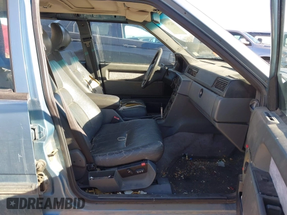 1993 Volvo 900 GLS с VIN YV1JS8839P1112547, выставлен на аукционе IAAI как лот 41296396 с пробегом 217 656 миль миль и . История ставок и продаж доступна на DreamBid. Изображение 5.
