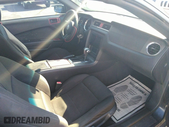 2012 Ford Mustang V6 z VIN 1ZVBP8EM2C5273329, wystawiony jako IAAI lot #42357858 z przebiegiem 168 728 mil mil oraz . Historia ofert i sprzedaży dostępna na DreamBid. Obrazek 5.