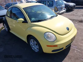 2008 Volkswagen New Beetle Coupe S with VIN 3VWPW31CX8M516122, listed as a IAAI auction lot 41716442 with 104,975 mi miles. Bid and sale history available at carsss.com. Image 1.