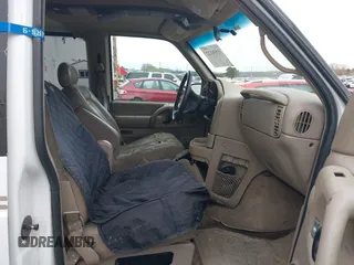 2000 GMC Safari with VIN 1GKEL19W1YB519900, listed as a IAAI auction lot 41836122 with 209,302 mi miles. Bid and sale history available at carsss.com. Image 5.
