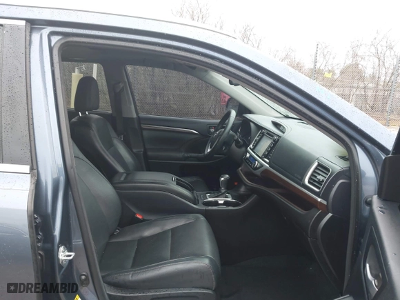2015 Toyota Highlander Limited with VIN 5TDDKRFH6FS092511, listed as a IAAI auction lot 42082706 with 137,384 mi miles. Bid and sale history available at carsss.com. Image 5.