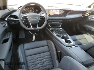 2024 Audi RS e-tron GT z VIN WAUBHBFW6R7900069, wystawiony jako Copart lot #46237645 z przebiegiem 2674 mil mil oraz Szkody całkowita. Historia ofert i sprzedaży dostępna na DreamBid. Obrazek 8.
