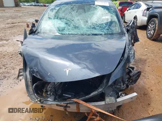 2020 Tesla Model 3 Long Range z VIN 5YJ3E1EB5LF710788, wystawiony jako IAAI lot #42020503 z przebiegiem 76 606 mil mil oraz . Historia ofert i sprzedaży dostępna na DreamBid. Obrazek 12.