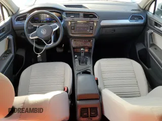 2023 Volkswagen Tiguan S z VIN 3VVRB7AX1PM089883, wystawiony jako Copart lot #43635945 z przebiegiem 34 474 mil mil oraz Nie do naprawy • Non repairable. Historia ofert i sprzedaży dostępna na DreamBid. Obrazek 8.