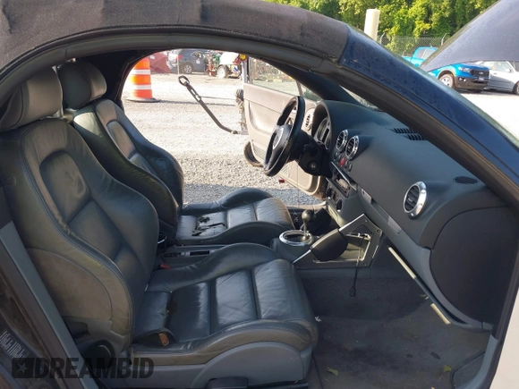 2004 Audi TT z VIN TRUTC28N241016061, wystawiony jako IAAI lot #42413028 z przebiegiem 175 236 mil mil oraz . Historia ofert i sprzedaży dostępna na DreamBid. Obrazek 5.