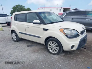 2013 Kia Soul + z VIN KNDJT2A66D7775006, wystawiony jako IAAI lot #42376358 z przebiegiem 49 322 mil mil oraz . Historia ofert i sprzedaży dostępna na DreamBid. Obrazek 1.