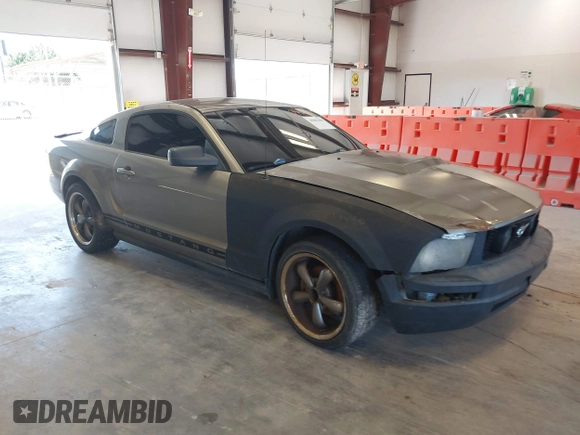 2009 Ford Mustang with VIN 1ZVHT80N995124334, listed as a IAAI auction lot 39901598 with 165,586 mi miles and . Bid and sale history available at carsss.com. Image 1.