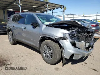 2025 GMC Acadia FWD Elevation z VIN 1GKENKRS1SJ139109, wystawiony jako Copart lot #48732115 z przebiegiem 5 889 mil mil oraz Czysty tytuł • Clean title. Historia ofert i sprzedaży dostępna na DreamBid. Obrazek 4.