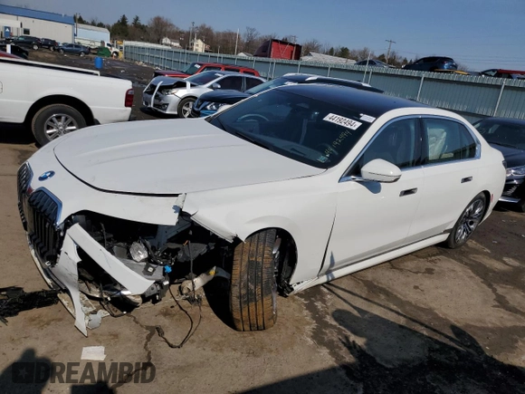 2023 BMW i7 xDrive60 z VIN WBY53EJ03PCM80194, wystawiony jako Copart lot #44192494 z przebiegiem Nie podano mil oraz . Historia ofert i sprzedaży dostępna na DreamBid. Obrazek 1.