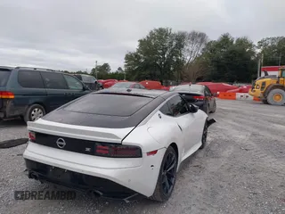 2023 Nissan Z Performance с VIN JN1BZ4BH3PM311131, выставлен на аукционе IAAI как лот 41258294 с пробегом 27 426 миль миль и . История ставок и продаж доступна на DreamBid. Изображение 4.