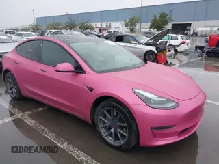 2021 Tesla Model 3 Standard Range Plus z VIN 5YJ3E1EA3MF062800, wystawiony jako IAAI lot #38593956 z przebiegiem 69 113 mil mil oraz . Historia ofert i sprzedaży dostępna na DreamBid. Obrazek 1.
