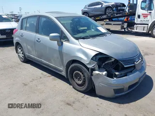 2007 Nissan Versa S z VIN 3N1BC13E97L389198, wystawiony jako IAAI lot #42345191 z przebiegiem 150 645 mil mil oraz . Historia ofert i sprzedaży dostępna na DreamBid. Obrazek 1.