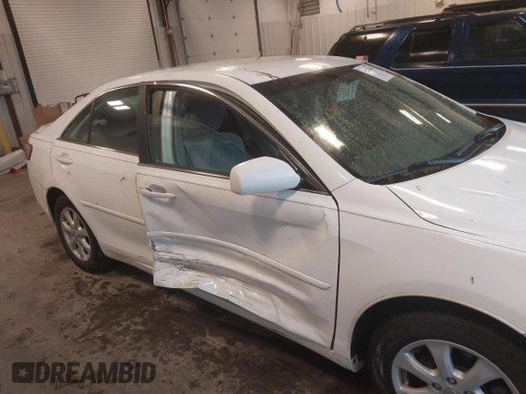 2011 Toyota Camry LE z VIN 4T4BF3EK4BR174346, wystawiony jako IAAI lot #42203606 z przebiegiem 68 428 mil mil oraz . Historia ofert i sprzedaży dostępna na DreamBid. Obrazek 6.